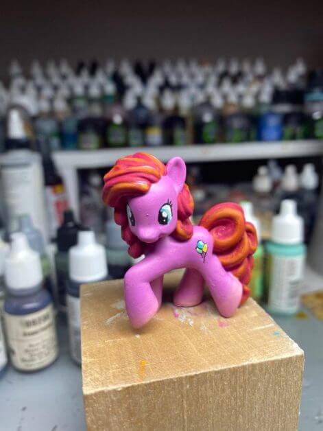 How to repaint dolls - how to repaint toy dolls - my little pony repainting - tutorial to repaint toys and dolls - my little pony pinkie pie custom painting - painted varnished pinkie pie doll