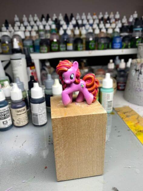 How to repaint dolls - how to repaint toy dolls - my little pony repainting - tutorial to repaint toys and dolls - my little pony pinkie pie custom painting - varnished toy model