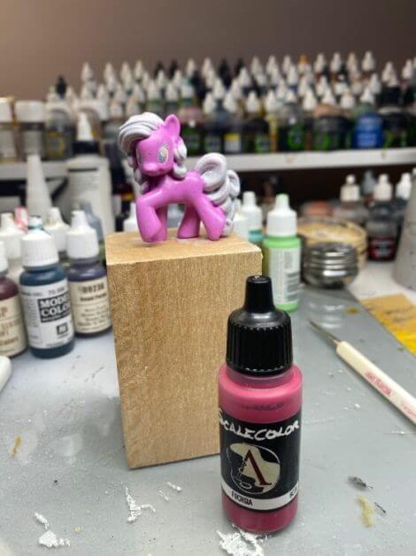 How to repaint dolls - how to repaint toy dolls - my little pony repainting - tutorial to repaint toys and dolls - my little pony pinkie pie custom painting - fuchsia red hair paintjob