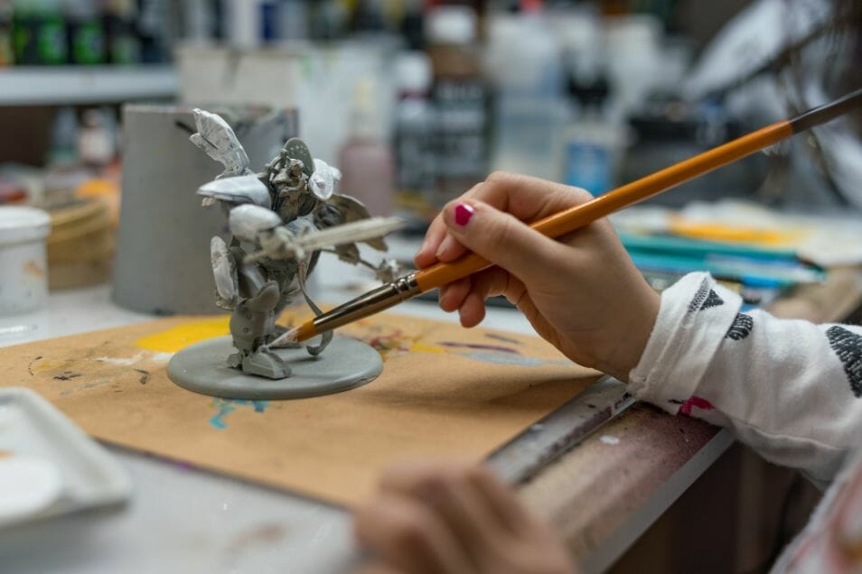 Miniature Painting Tips for Beginners - tips for beginner miniature painters - painting miniatures for beginners - hand painting a model sci fi miniature