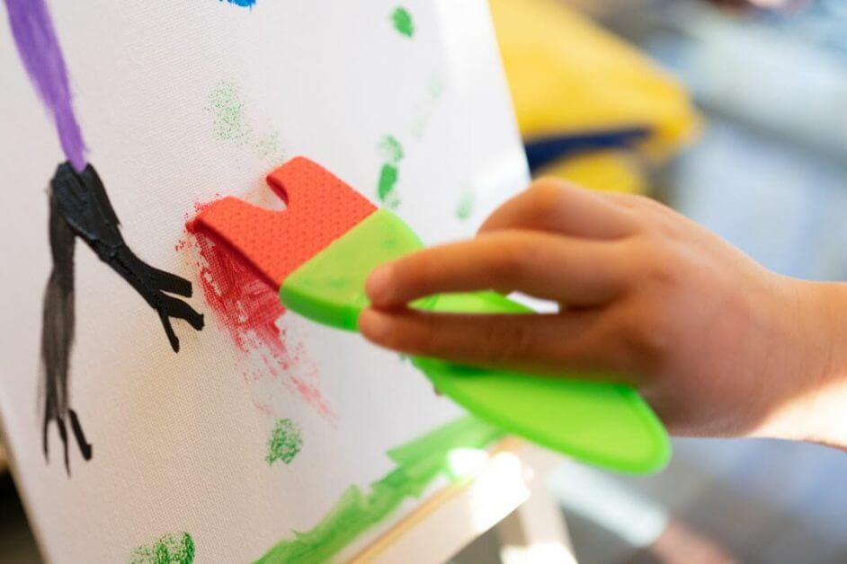 Best paint sets for kids – paint set for kids – acrylic paint for kids – deluxe paint set for kids review – hobby arts and crafts - painting with the sponge brushes