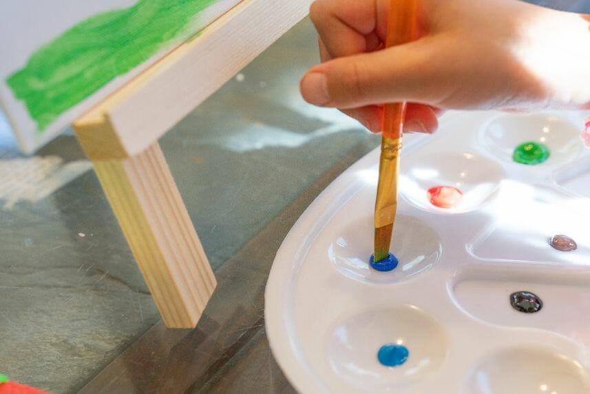 Best paint sets for kids – paint set for kids – acrylic paint for kids – deluxe paint set for kids review – hobby arts and crafts - loading brush