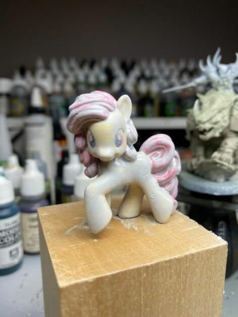 How to repaint dolls - how to repaint toy dolls - my little pony repainting - tutorial to repaint toys and dolls - my little pony pinkie pie custom painting - primer application with brush