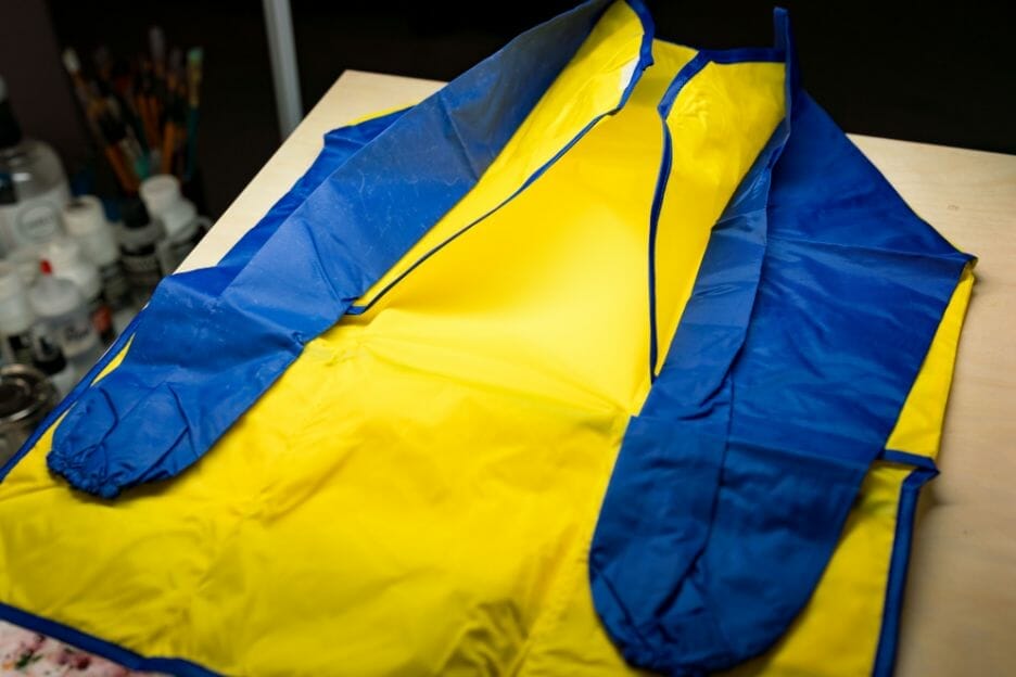 Best paint sets for kids – paint set for kids – acrylic paint for kids – deluxe paint set for kids review – hobby arts and crafts - yellow blue smock