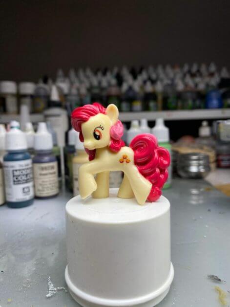 How to repaint dolls - how to repaint toy dolls - my little pony repainting - tutorial to repaint toys and dolls - my little pony pinkie pie custom painting - old doll