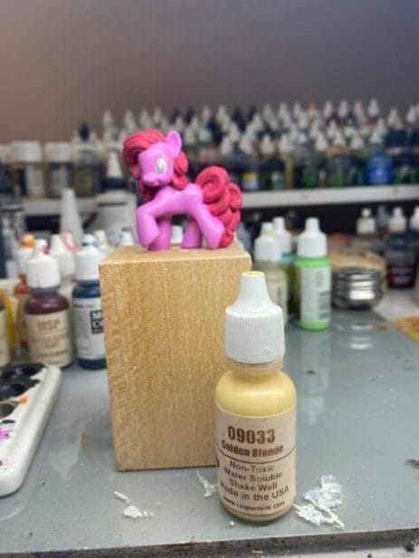 How to repaint dolls - how to repaint toy dolls - my little pony repainting - tutorial to repaint toys and dolls - my little pony pinkie pie custom painting - golden gradient paint