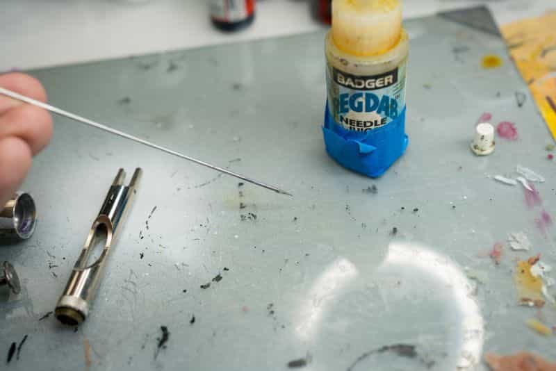 How to thin acrylic paint for airbrushes – how to thin paint for airbrushing miniatures and models – What and how to thin hobby paint for your airbrush - oil on needle