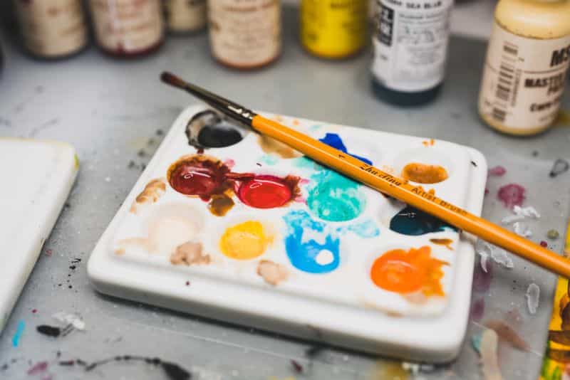 7 Wet Palette Tips and Tricks for Miniature Painters - porcelain glazed watercolor palette with brush on top