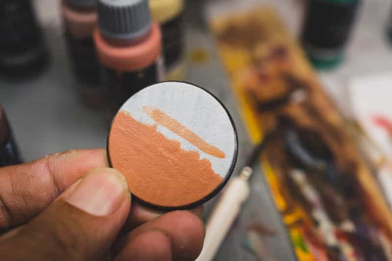 Acrylic painting guide for miniatures - basecoat layer glaze what's the difference - how to use acrylic paints with miniatures - basecoating, layering, and glazing - flesh base and layer