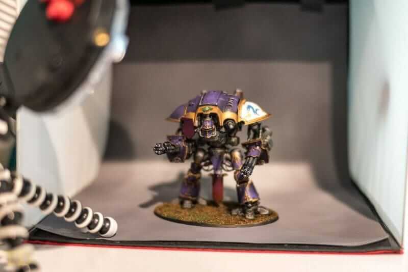 Photographing a warhammer 40k model in a light box with shallow depth of field