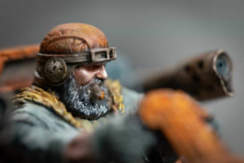 Best Kind of Paint for Miniature Painting? - acrylic paint, oil paints, scale modeling, painting miniatures - Oil painted flesh tone on face figurines