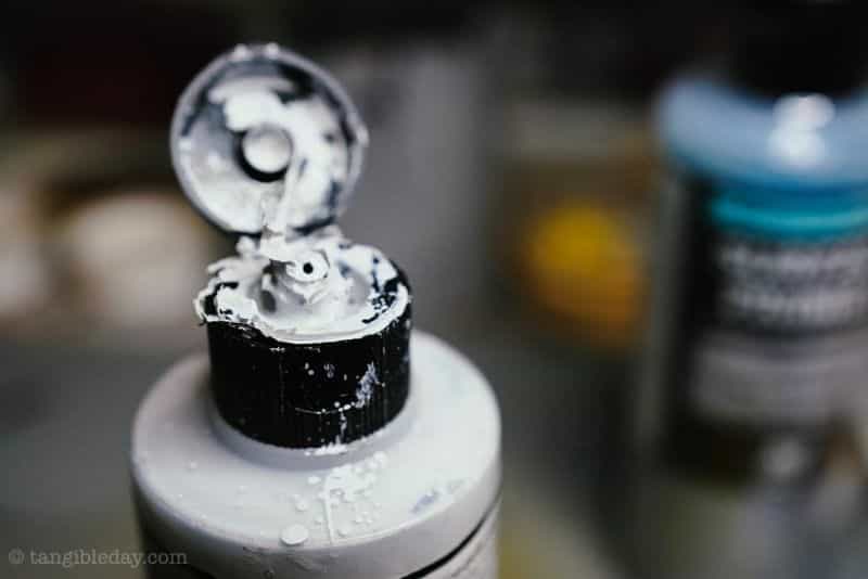 Vallejo primer for priming miniatures review - nozzle wide angle photo
