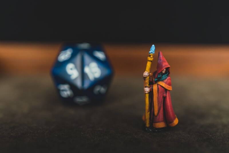 3 ways to use dry brushing on miniatures - Close up of reaper miniature mage with d20 painted