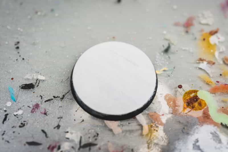 Acrylic painting guide for miniatures - basecoat layer glaze what's the difference - how to use acrylic paints with miniatures - basecoating, layering, and glazing - primed