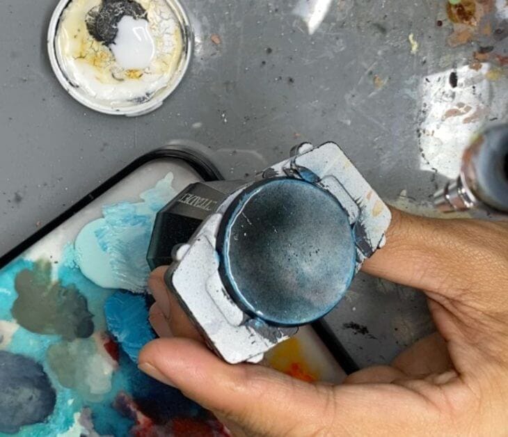 Painting handle holding a miniature during airbrushing to avoid overspray on hands