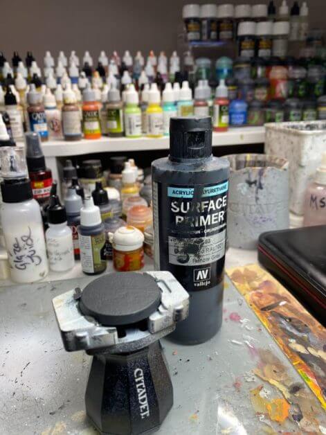 How to Paint a Cracked Base in 5 Minutes (Tutorial) - how to paint cracked earth bases for miniatures - paint cracked bases - prime the base