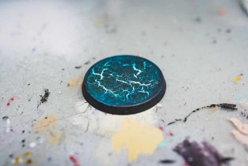 How to Paint a Cracked Base in 5 Minutes (Tutorial) - how to paint cracked earth bases for miniatures - paint cracked bases - cracked base rim painted