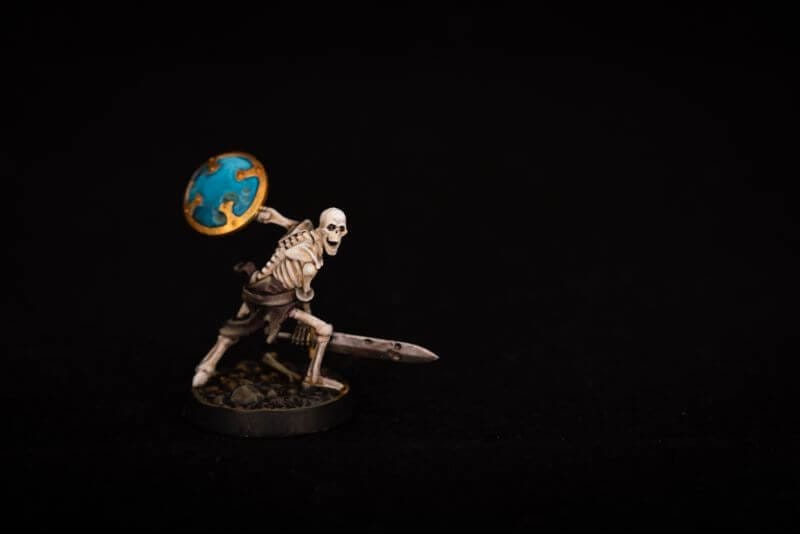 How to Paint Skulls and Bone on Miniatures (3 Easy Steps) - shadespire skeleton model