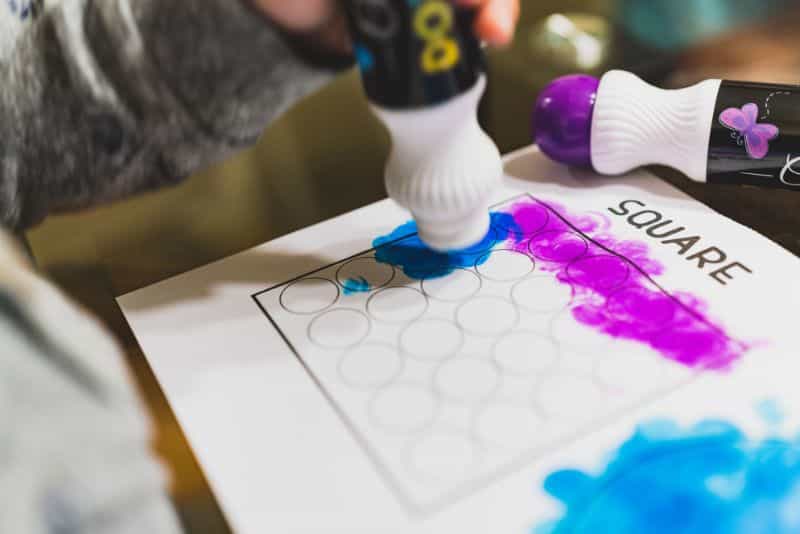 "Chalkola Dot Markers" for Creative Little Kids (Review) - ink marker review for kids - dot markers for little children - blue dots