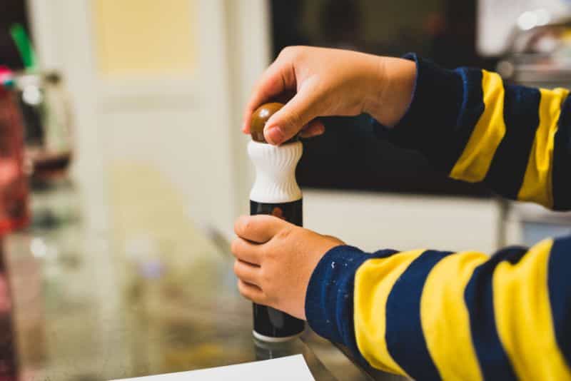 "Chalkola Dot Markers" for Creative Little Kids (Review) - ink marker review for kids - dot markers for little children - opening the cap