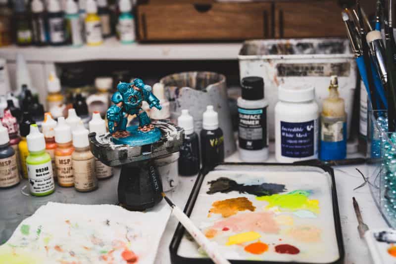 The Army Painter Wet Palette Review: The Ideal Tool for Hobbyists - whole image with wet palette and alpha legion terminator painting