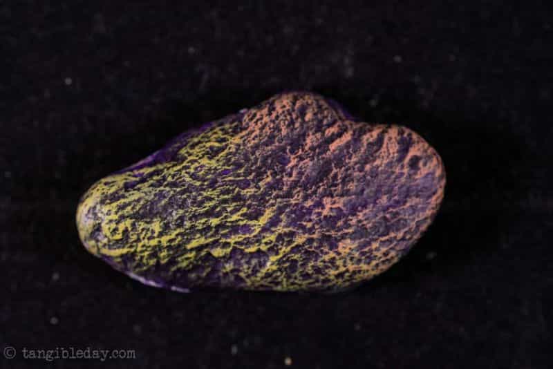 3 ways to use dry brushing on miniatures - a dry brushed rock with blended color and texture
