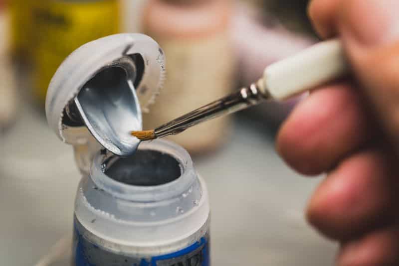 Metallic painting guide and tips - tips for painting miniatures with metallic paints - dampen your brush for metal painting