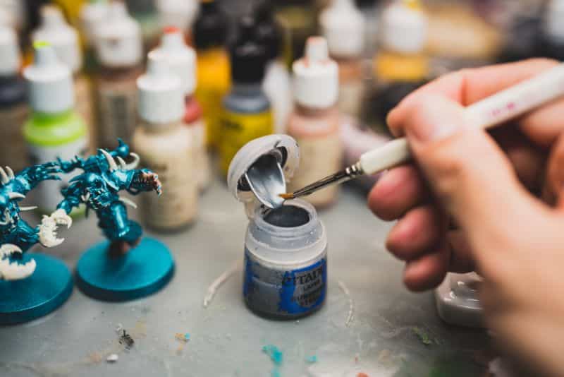Metallic painting guide and tips - tips for painting miniatures with metallic paints - dipping brush in gw paint pot