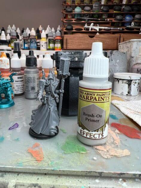 Miniature Painting Tips for Beginners - tips for beginner miniature painters - painting miniatures for beginners - unprimed model in gray plastic