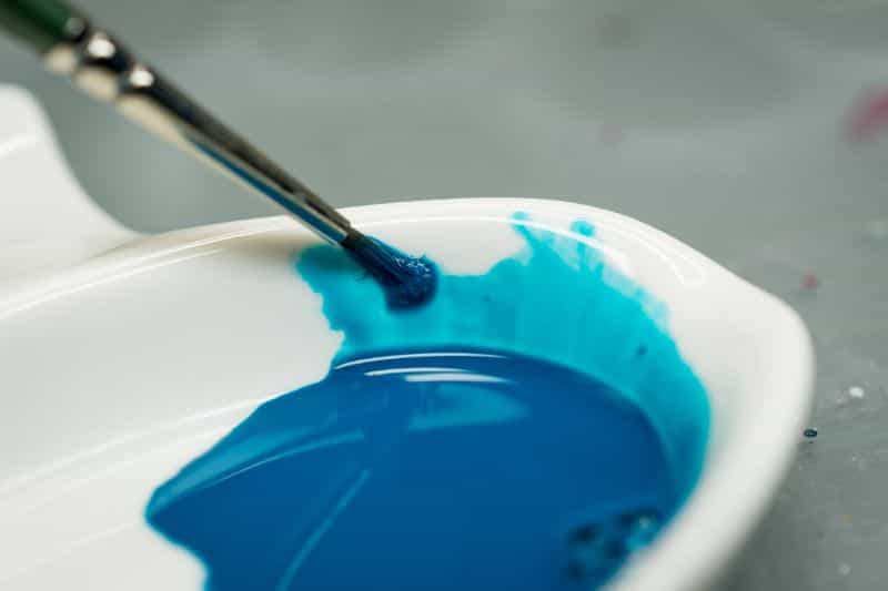 Best Kind of Paint for Miniature Painting? - acrylic paint, oil paints, scale modeling, painting miniatures - Acrylic paint thinning in ceramic palette blue paint
