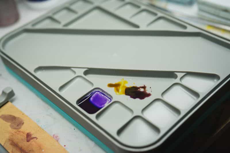 WetNDri Paint Tray Review: Best Alternative to the RGG Everlasting Wet Palette? - Wet palette review - neutral gray dry palette helps see color more accurately
