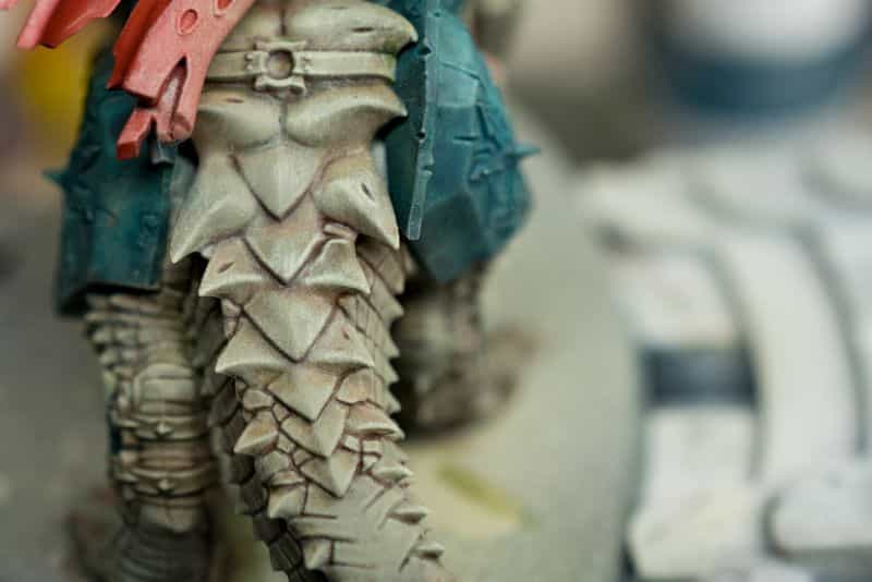 3 ways to use dry brushing on miniatures - highlighted scales on miniature close up photo