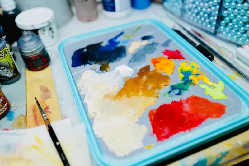 Color Theory in Miniature Painting (Guide) - miniature painting guide with color theory - a guide to color theory for painting miniatures - wetndri artist palette with acrylics on it