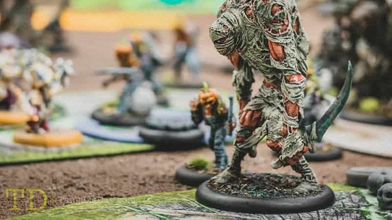 Three creative ways to use varnishes on painted miniatures - miniature painting varnish use - fun ways to use clear coat varnishes on miniatures and models - skin and moans on the tabletop playing a game