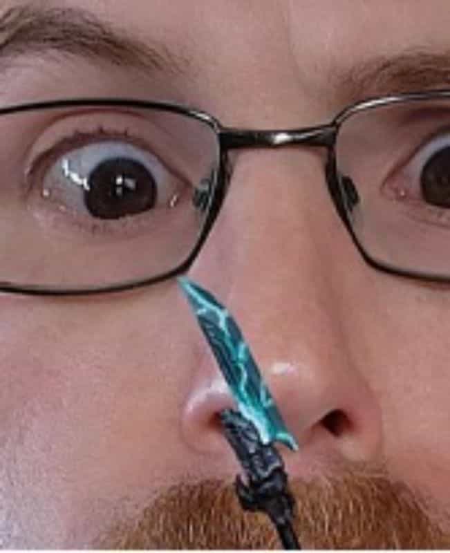 Power swords - how to paint power swords - painting power weapons warhammer - eye close up on bladed weapon