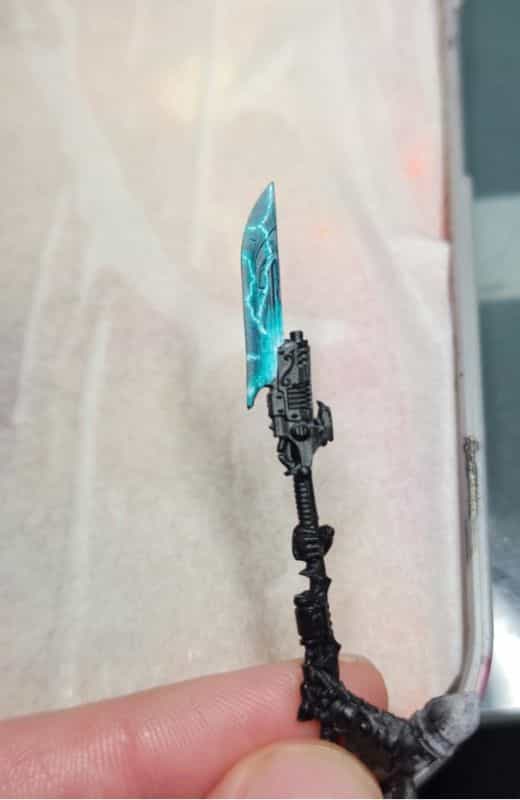 Power swords - how to paint power swords - painting power weapons warhammer - after glazing color for the midtone to blend the entire effect together