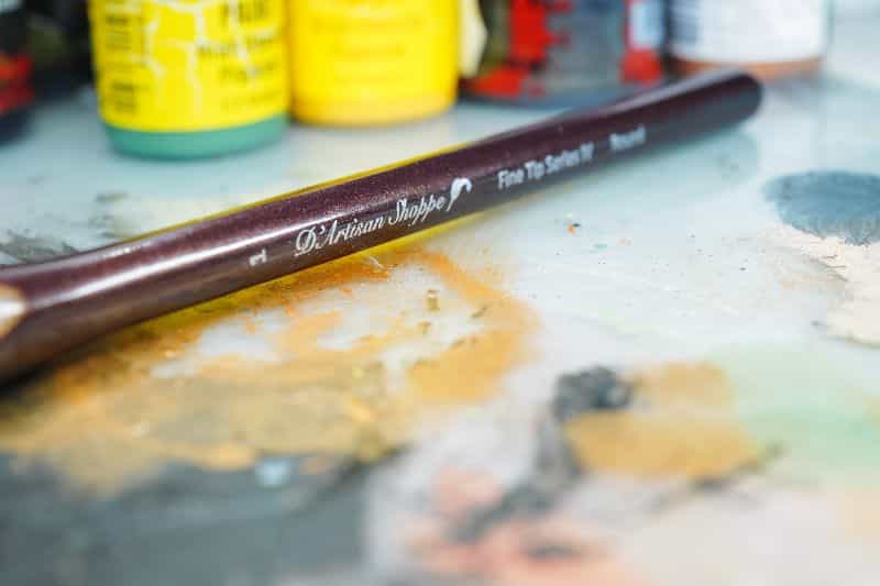 D'Artisan Shoppe Miniature Brushes: Best Synthetic Brushes for Painting Miniatures? (Review) - cheap workhorse brush for miniature painting - macro photo of paint brush label