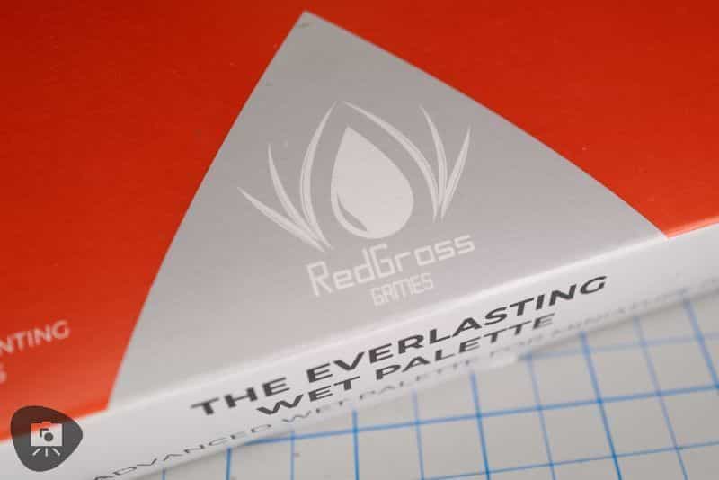 RedgrassGames Everlasting Wet Palette v2 Review - redgrass games everlasting wet palette painter 2 - RGG logo on front of box