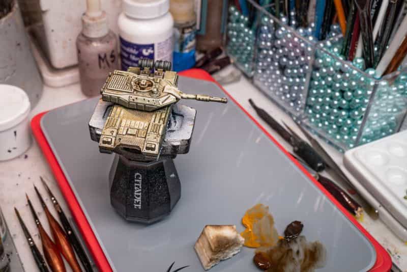Zenithal Priming and Painting Miniatures – A Tutorial - painting minis with zenithal contrast - Painting a scale model tank with oil washes