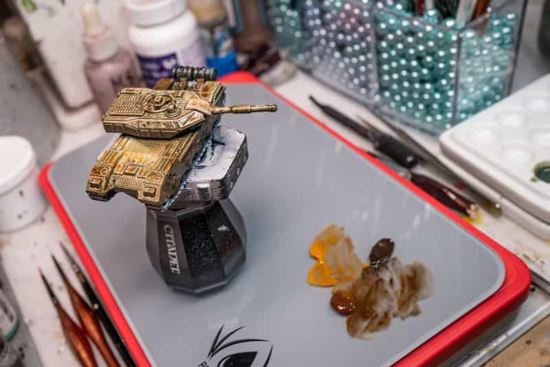 Redgrass games desk lamp review, redgrass games lamp review for painting miniatures, models, and art -A scale model tank weathered with oil paints on a glass palette