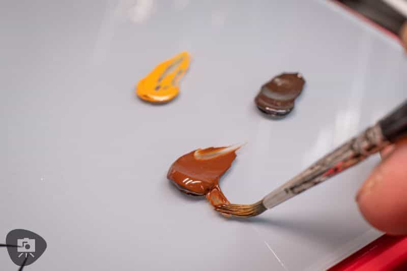 Best Kind of Paint for Miniature Painting? - acrylic paint, oil paints, scale modeling, painting miniatures - Oil paint on glass palette