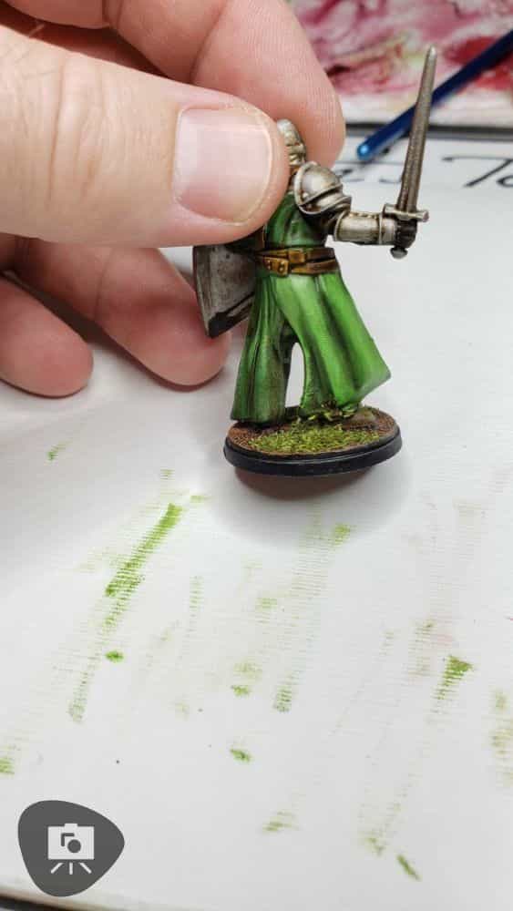 Paul Rubens Oil Paint Review for Miniature Painting - oil paint review paul ruben for painting miniatures - blended oil paint over miniature cloak, green and white blends