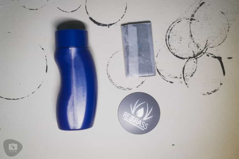 Redgrass Games RGG 360 Painting Handle review - contents inside the painting handle package metal disc base, putty, and holder