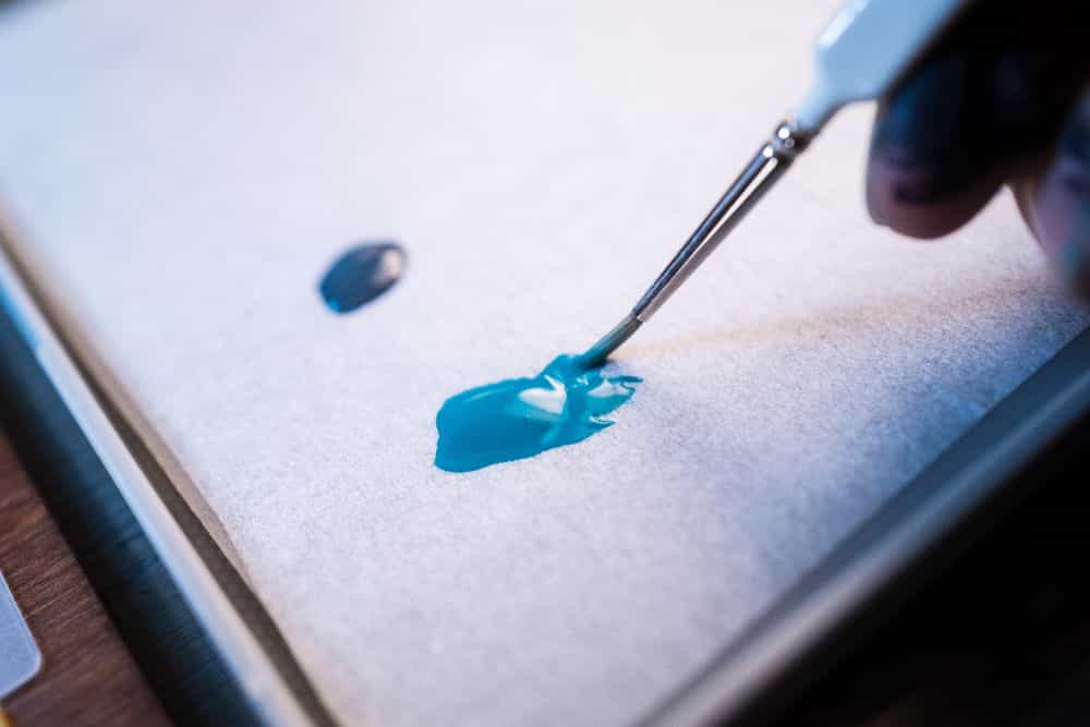 Hotel Room Miniature Painting (Travel Challenges, Tips, and Solutions) - travel tips for miniature painting away from home - Traveling and painting miniatures - wet palette teal paint close up brush loading