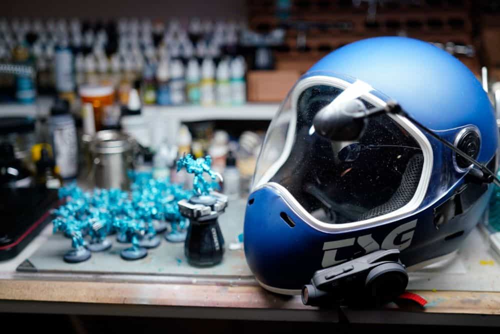 Redgrass Games RGG 360 Painting Handle review - Blue colored helmet on hobby painting desk