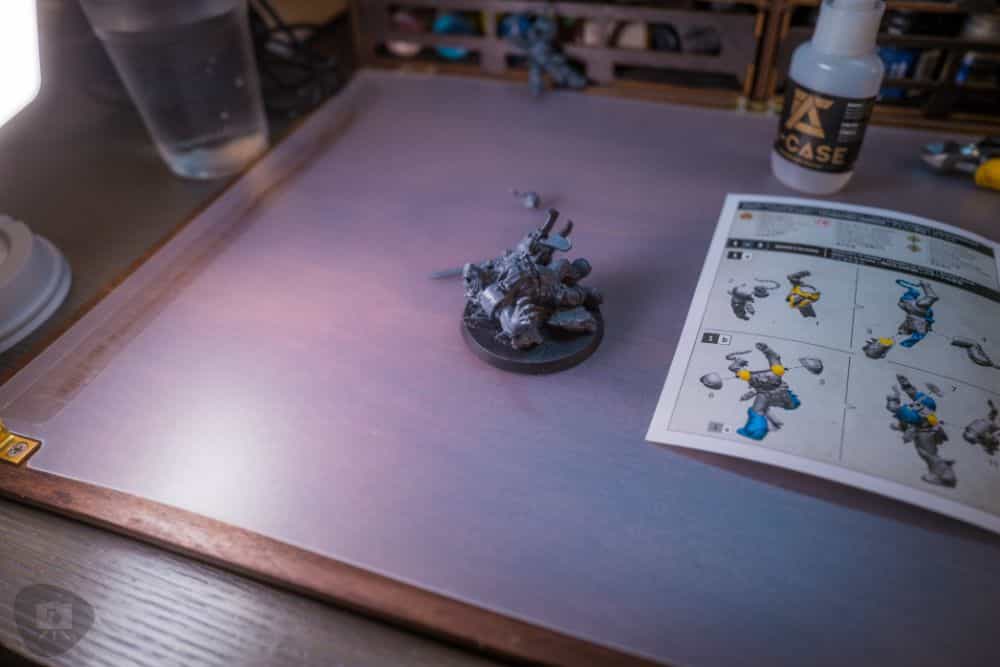 Hotel Room Miniature Painting (Travel Challenges, Tips, and Solutions) - travel tips for miniature painting away from home - Traveling and painting miniatures - assembling models plastic kit warhammer 40k