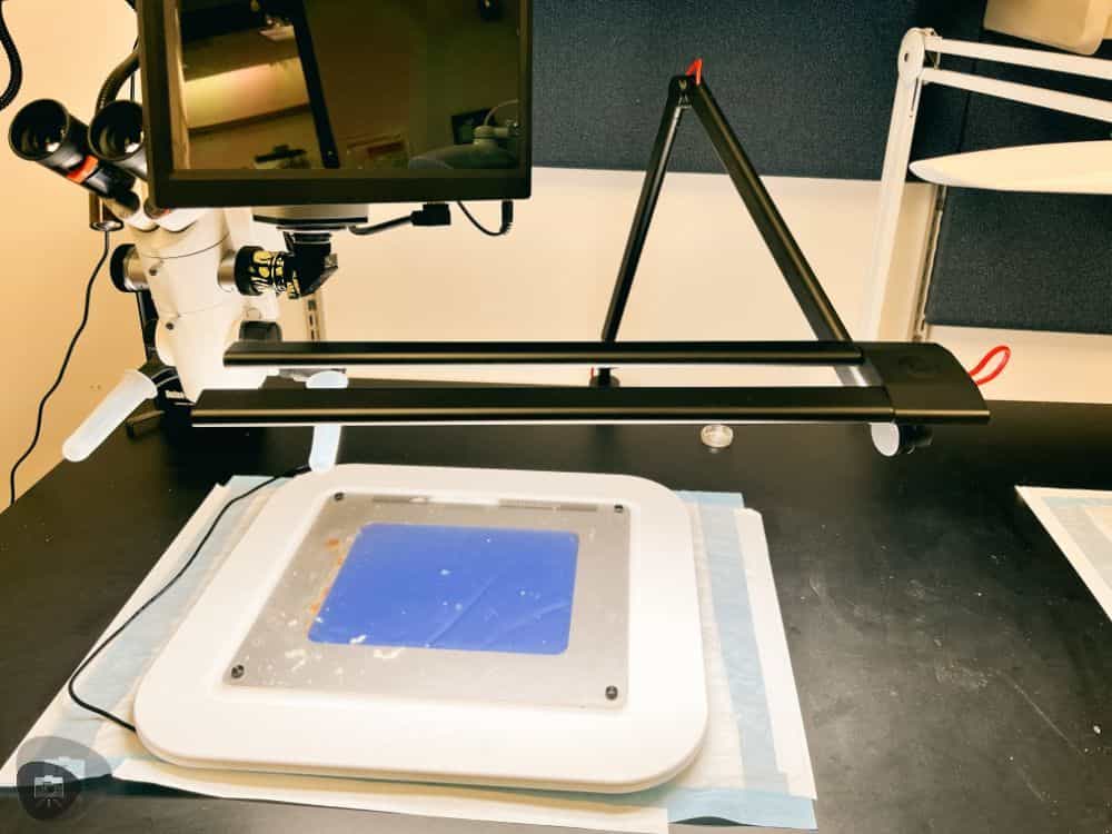 Redgrass games desk lamp review, redgrass games lamp review for painting miniatures, models, and art - The R9 Task lamp in a laboratory setting over work bench