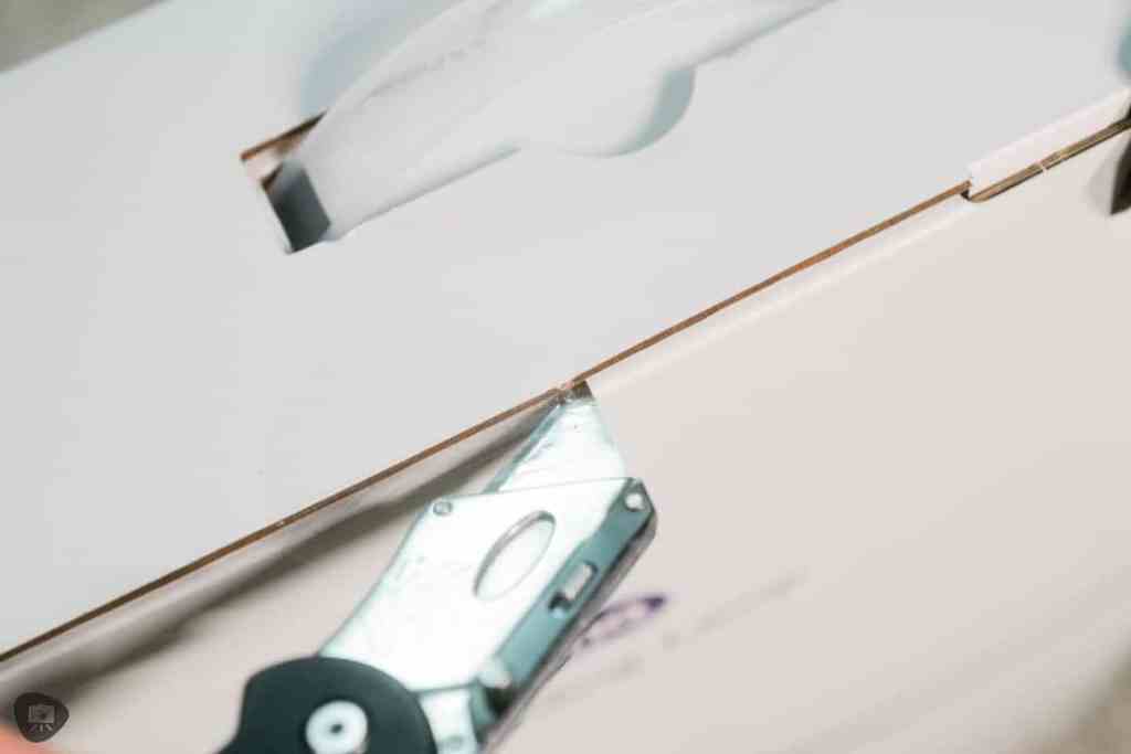 benq desk lamp review - BenQ lamp review - Benq Lamp for painting miniatures - Close up unboxing razor blade cutting