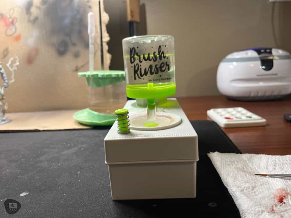 Green Stuff World Brush Rinser (Review) - best gadget to keep clean water available for miniature painters - rinser side view from base height and tabletop area footprint