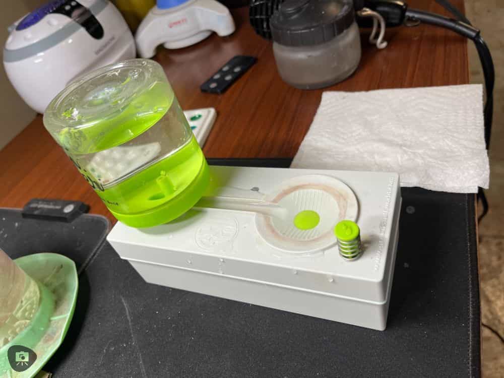 Green Stuff World Brush Rinser (Review) - best gadget to keep clean water available for miniature painters - after flushing away water, clean water refreshes the basin